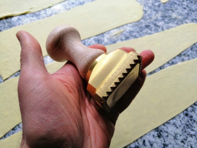 Ravioli ripieni di ricotta e piselli con crema di pecorino toscano e pancetta croccante