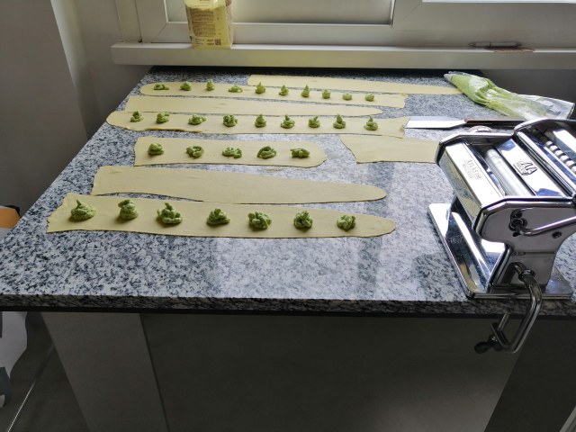 Ravioli ripieni di ricotta e piselli con crema di pecorino toscano e pancetta croccante