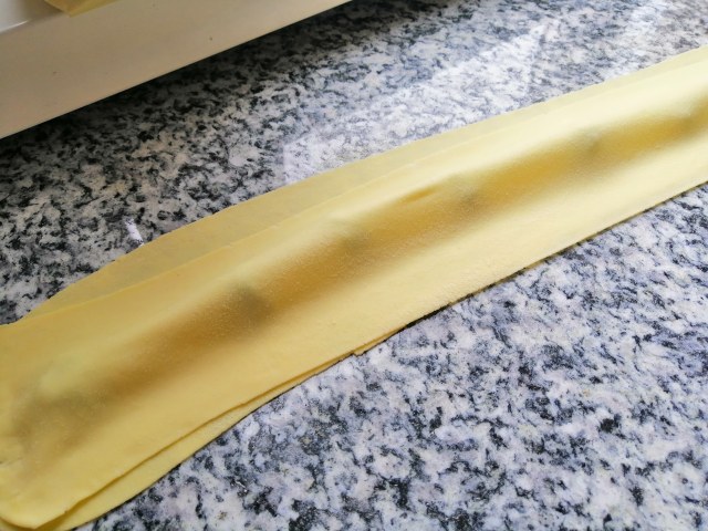 Ravioli ripieni di ricotta e piselli con crema di pecorino toscano e pancetta croccante