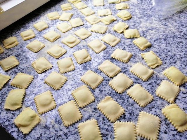 Ravioli ripieni di ricotta e piselli con crema di pecorino toscano e pancetta croccante