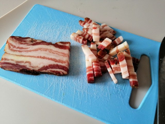 Ravioli ripieni di ricotta e piselli con crema di pecorino toscano e pancetta croccante