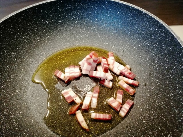 Ravioli ripieni di ricotta e piselli con crema di pecorino toscano e pancetta croccante