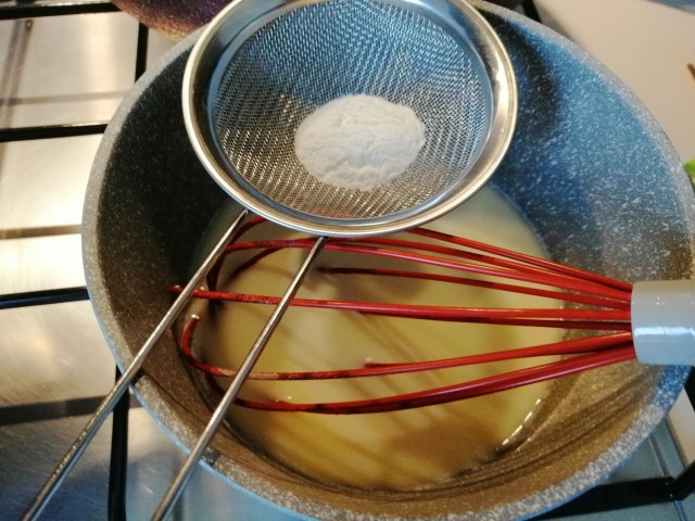 Ravioli ripieni di ricotta e piselli con crema di pecorino toscano e pancetta croccante