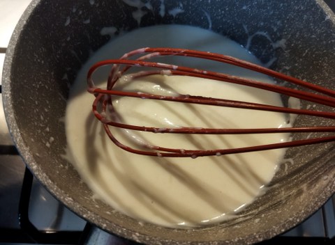 Ravioli ripieni di ricotta e piselli con crema di pecorino toscano e pancetta croccante
