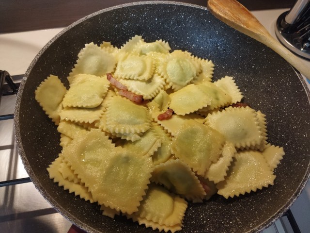 Ravioli ripieni di ricotta e piselli con crema di pecorino toscano e pancetta croccante