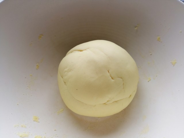 Ravioli ripieni di ricotta e piselli con crema di pecorino toscano e pancetta croccante