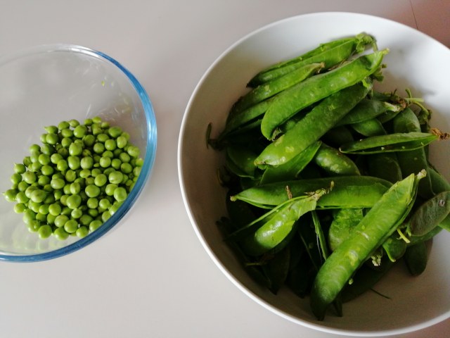 Ravioli ripieni di ricotta e piselli con crema di pecorino toscano e pancetta croccante
