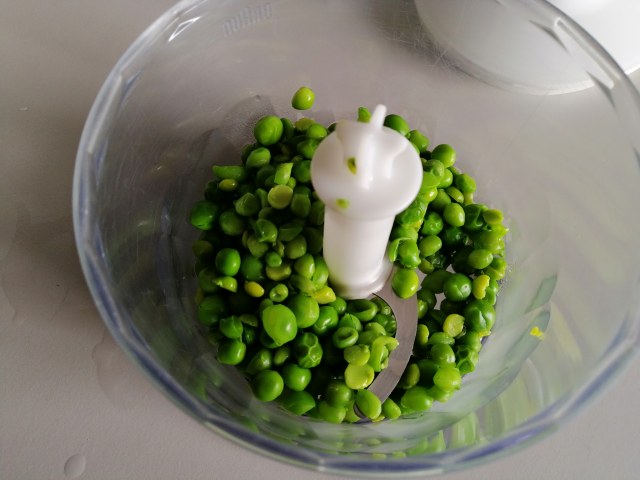 Ravioli ripieni di ricotta e piselli con crema di pecorino toscano e pancetta croccante