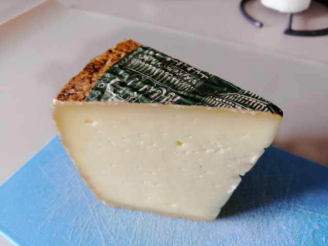 Ravioli ripieni di ricotta e piselli con crema di pecorino toscano e pancetta croccante