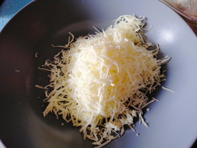 Ravioli ripieni di ricotta e piselli con crema di pecorino toscano e pancetta croccante