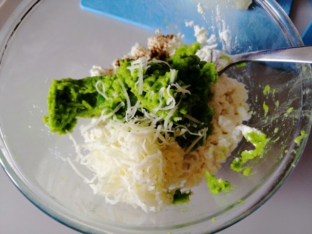 Ravioli ripieni di ricotta e piselli con crema di pecorino toscano e pancetta croccante