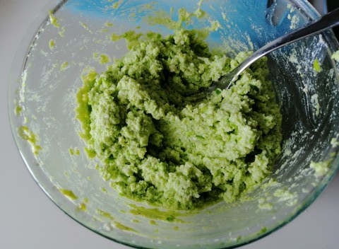 Ravioli ripieni di ricotta e piselli con crema di pecorino toscano e pancetta croccante