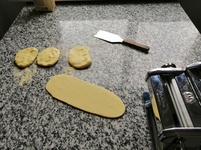 Ravioli ripieni di ricotta e piselli con crema di pecorino toscano e pancetta croccante