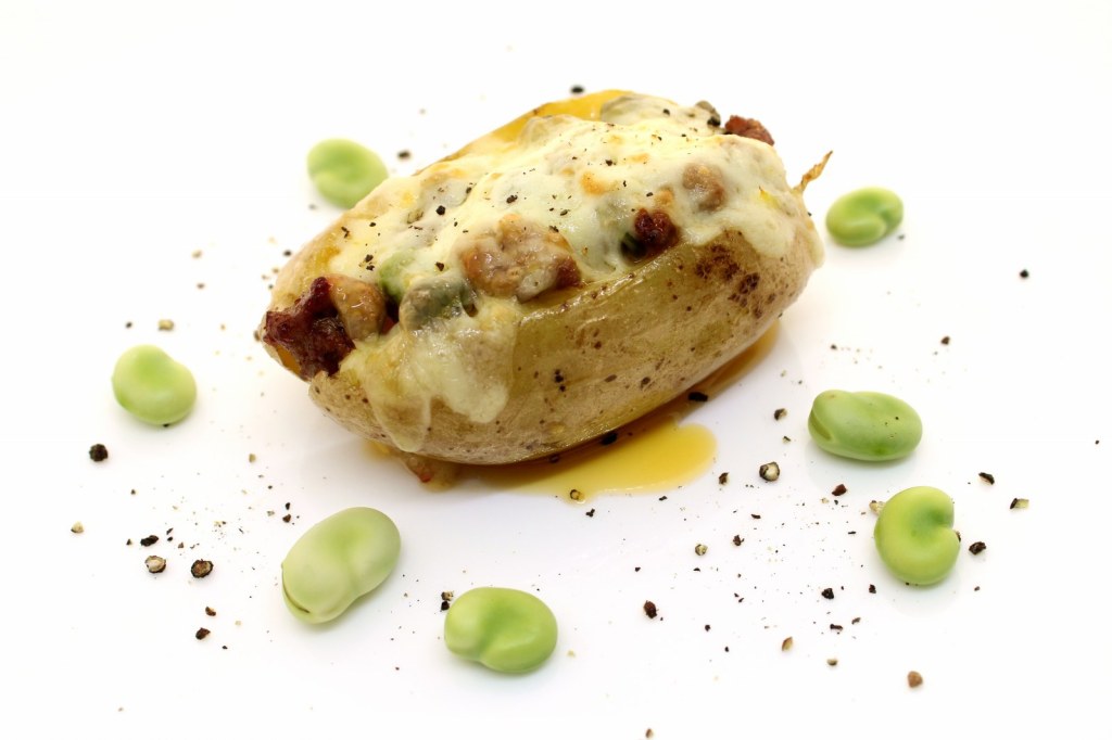 Patate ripiene con fave salsiccia piccante e brie