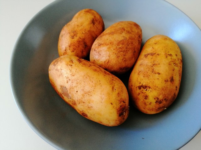 Patate ripiene con fave salsiccia piccante e brie