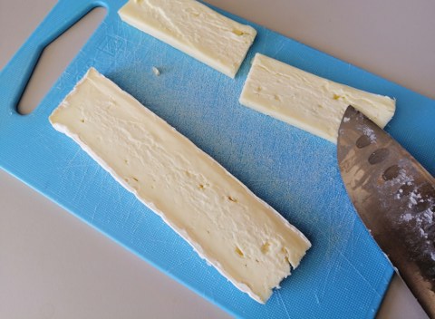 Patate ripiene con fave salsiccia piccante e brie