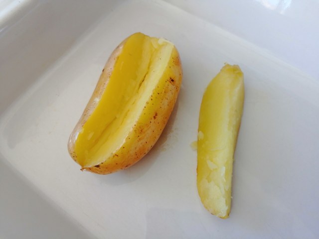 Patate ripiene con fave salsiccia piccante e brie