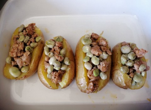 Patate ripiene con fave salsiccia piccante e brie