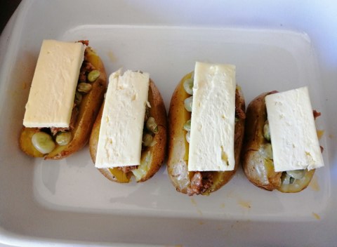 Patate ripiene con fave salsiccia piccante e brie