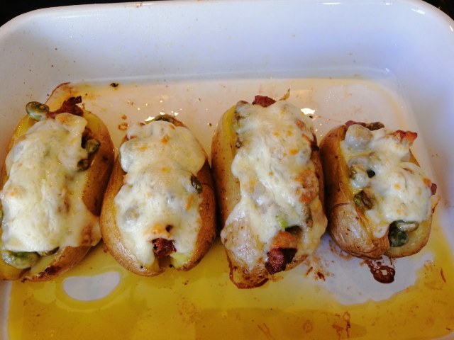 Patate ripiene con fave salsiccia piccante e brie