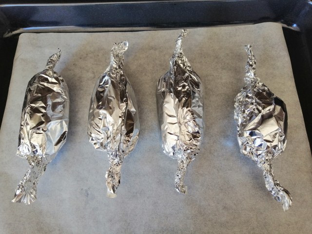 Patate ripiene con fave salsiccia piccante e brie