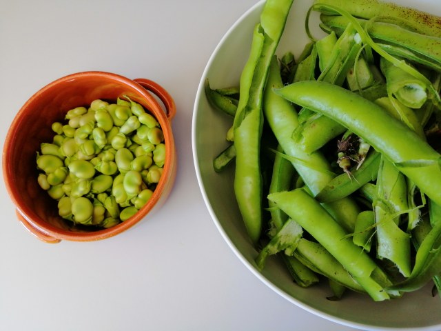 Patate ripiene con fave salsiccia piccante e brie