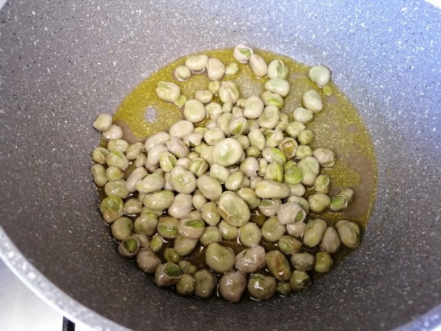 Patate ripiene con fave salsiccia piccante e brie