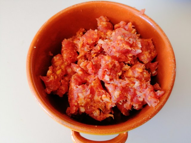 Patate ripiene con fave salsiccia piccante e brie