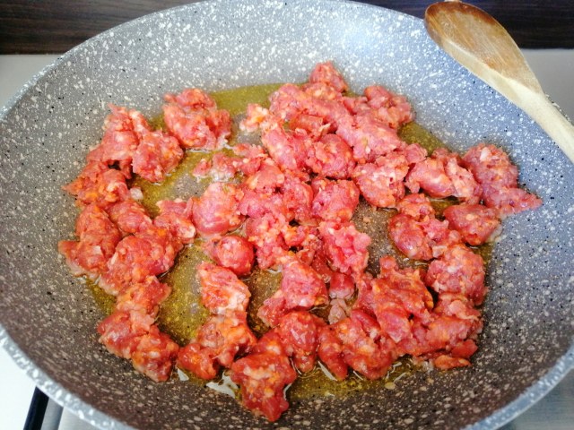 Patate ripiene con fave salsiccia piccante e brie