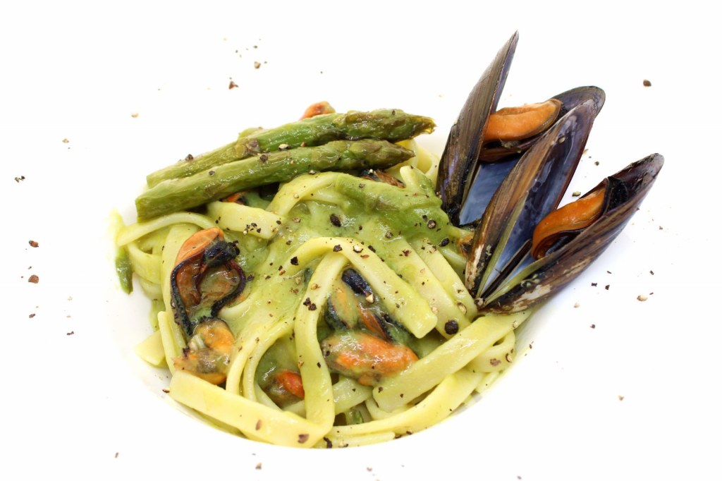 Scialatielli con asparagi e cozze
