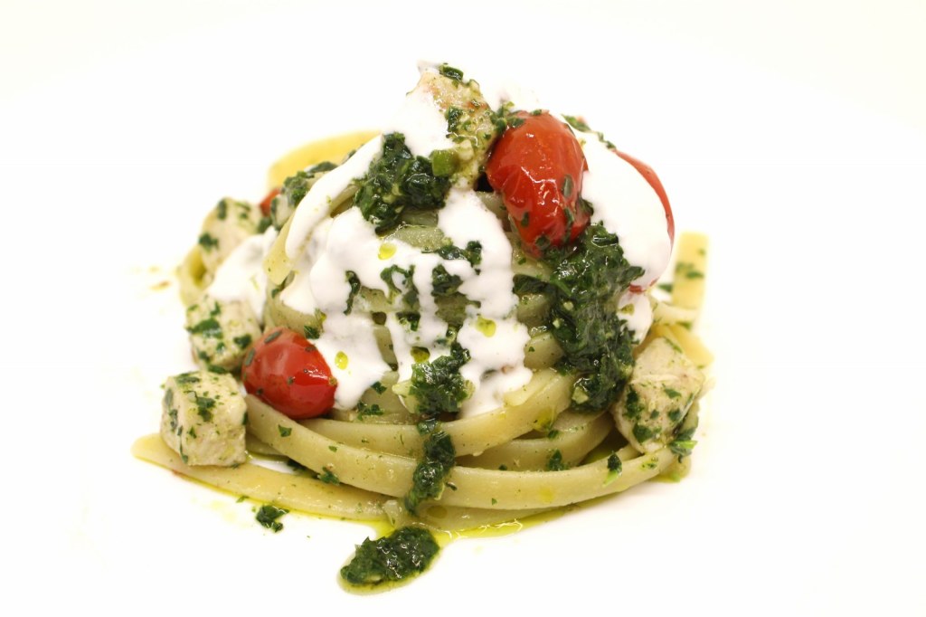 Fettuccine con pesto pesce spada datterini e crema di burrata