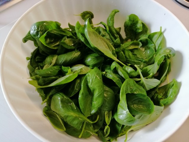 Fettuccine con pesto pesce spada datterini e crema di burrata