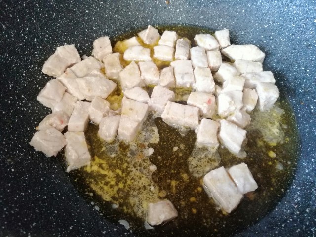 Fettuccine con pesto pesce spada datterini e crema di burrata