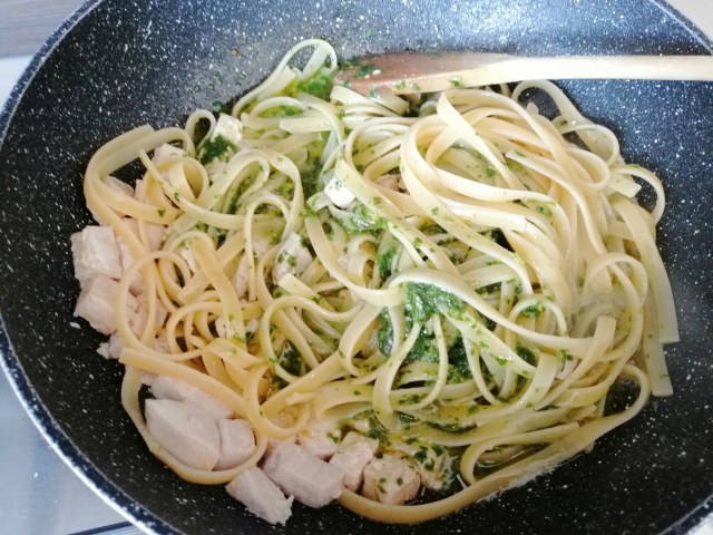 Fettuccine con pesto pesce spada datterini e crema di burrata