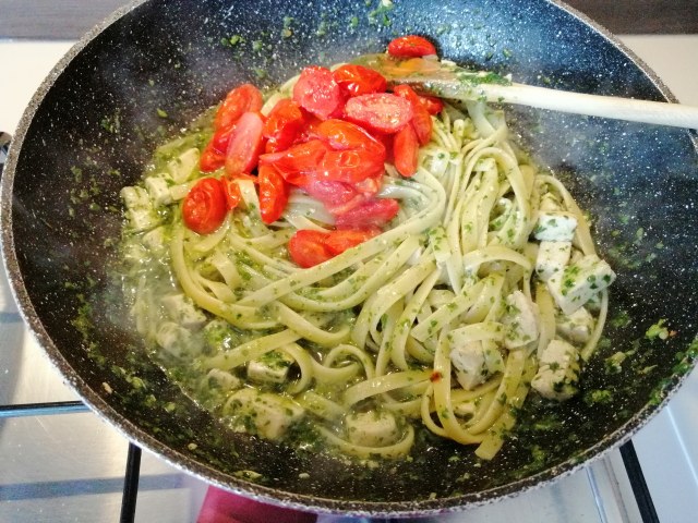 Fettuccine con pesto pesce spada datterini e crema di burrata