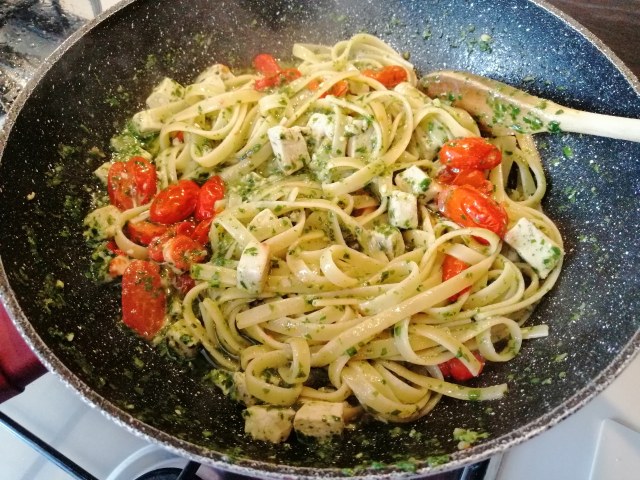 Fettuccine con pesto pesce spada datterini e crema di burrata