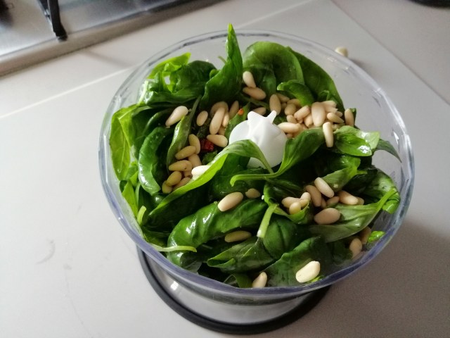 Fettuccine con pesto pesce spada datterini e crema di burrata