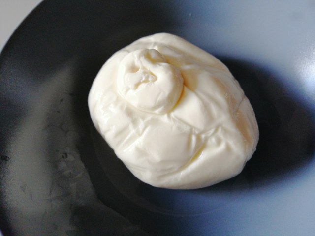 Fettuccine con pesto pesce spada datterini e crema di burrata