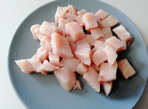 Fettuccine con pesto pesce spada datterini e crema di burrata