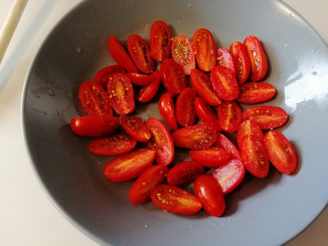 Fettuccine con pesto pesce spada datterini e crema di burrata