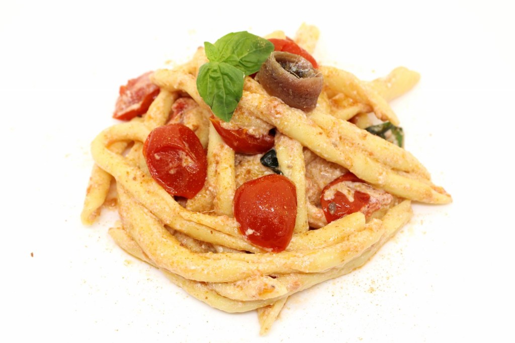 Fusilli al ferretto con acciughe pomodorini ricotta di cestino e bottarga di tonno