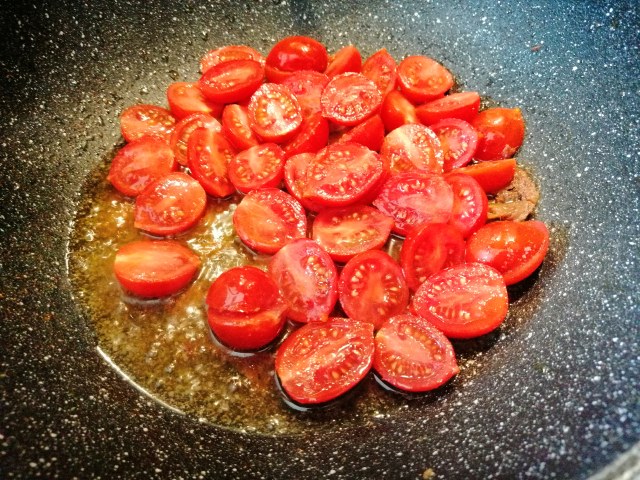 Fusilli al ferretto con acciughe pomodorini ricotta di cestino e bottarga di tonno