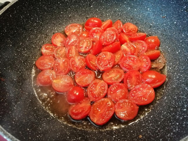 Fusilli al ferretto con acciughe pomodorini ricotta di cestino e bottarga di tonno