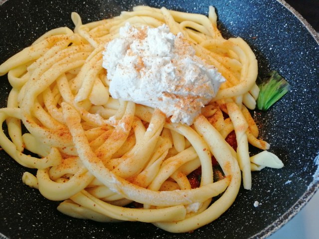 Fusilli al ferretto con acciughe pomodorini ricotta di cestino e bottarga di tonno