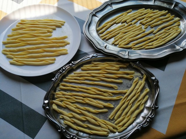 Fusilli al ferretto con acciughe pomodorini ricotta di cestino e bottarga di tonno