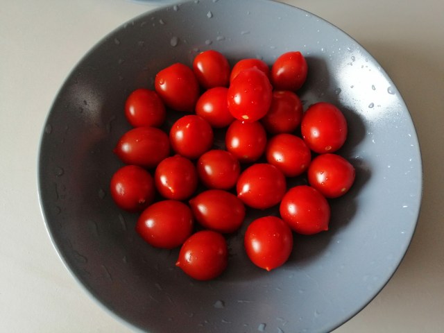 Fusilli al ferretto con acciughe pomodorini ricotta di cestino e bottarga di tonno
