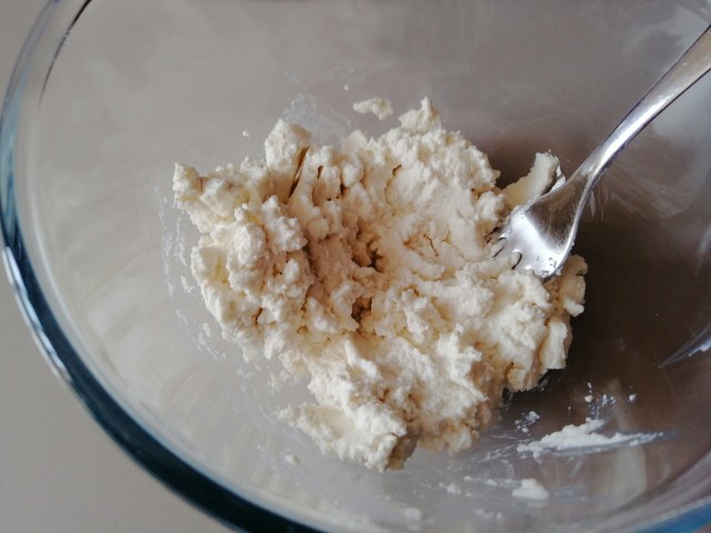 Fusilli al ferretto con acciughe pomodorini ricotta di cestino e bottarga di tonno