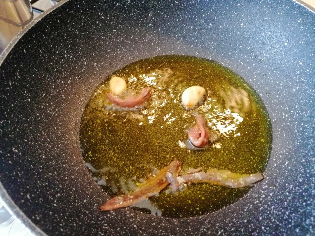 Fusilli al ferretto con acciughe pomodorini ricotta di cestino e bottarga di tonno