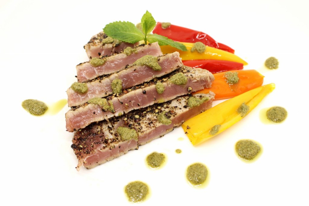 Tagliata di tonno al pepe nero con salsa di capperi e menta e con peperoncini dolci