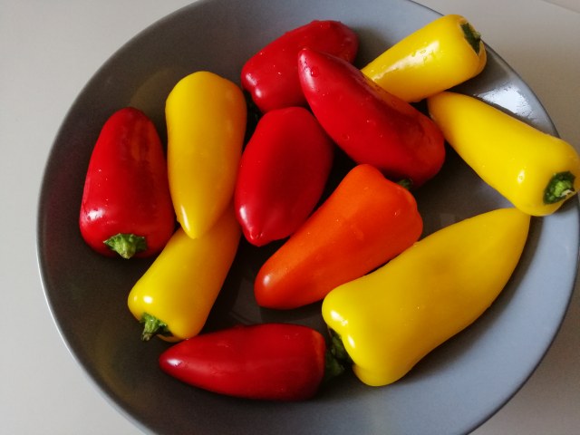 i tonno al pepe nero con salsa di capperi e menta e con peperoncini dolci